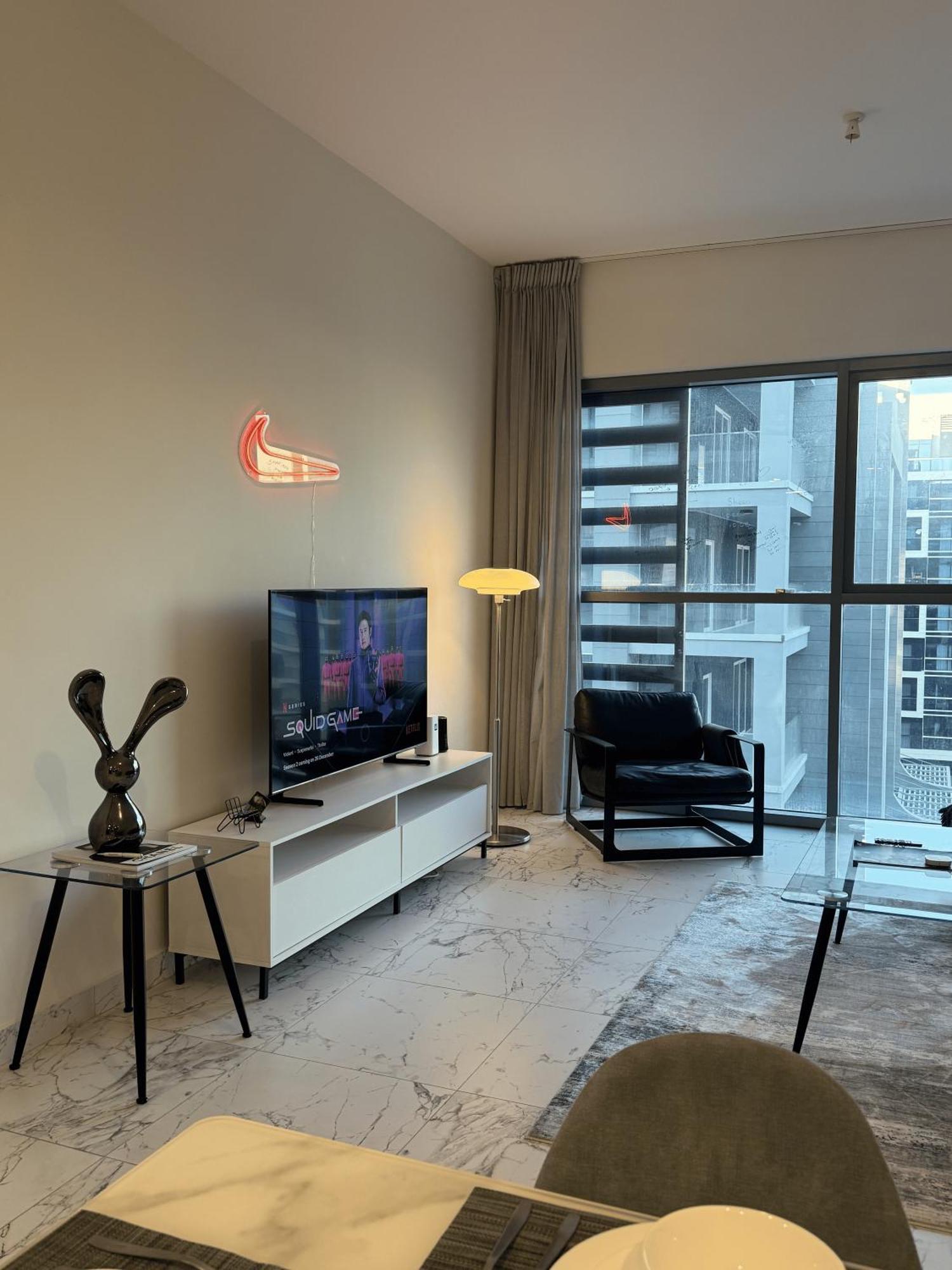 Luxury 1br Apartment, Yas Island Alzeina ,near F1 Circuit
