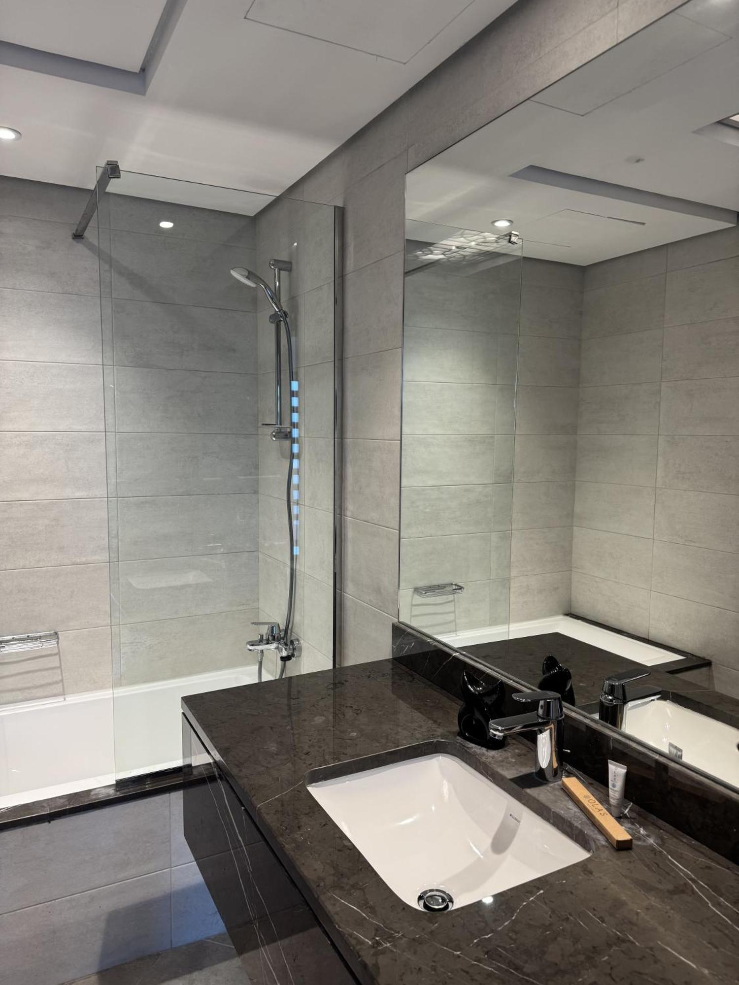 Luxury 1br Apartment, Yas Island Alzeina ,near F1 Circuit Abou Dabi